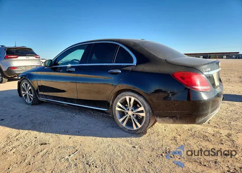 2016 Mercedes-Benz C 300 z USA, uszkodzony, nr VIN 55SWF4JB2GU165767